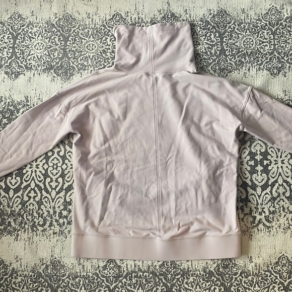 Wide-neck light lilac lululemon turtleneck - Picture 4 of 8